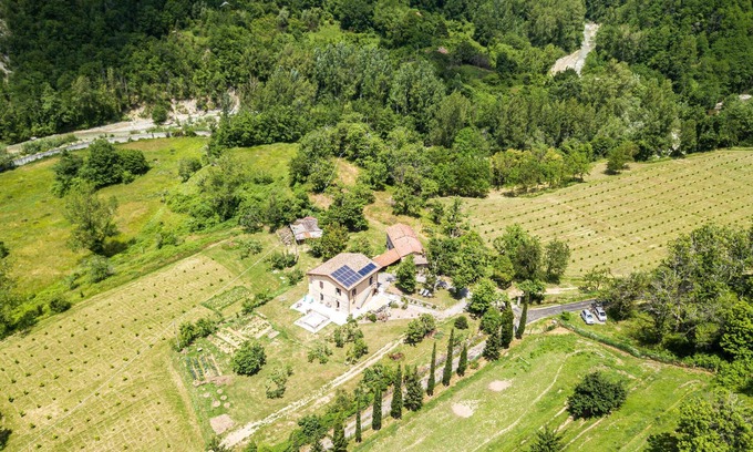 Arlia Apartment | Comfortable 2 Bedroom Retreat in Fivizzano with Spa