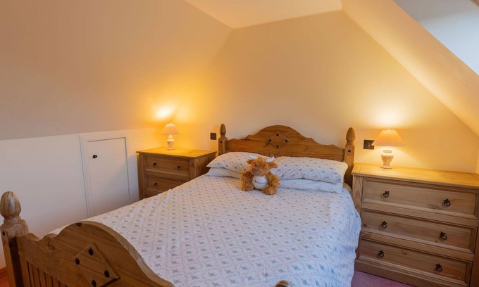 South Galson House | Cozy Villa Apartment for 6 with Free WiFi and Parking