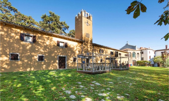 Martinski Apartment | Welcoming Apartment in Martinski with WiFi & Pool Access
