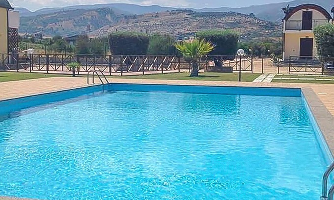 Isca Marina Apartment | Relaxing Vacation Apartment with Ocean Views in Calabria