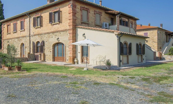 Pomarance Villa | Inviting Villa Apartment for 7 with A/C, Terrace & Pets Welcome