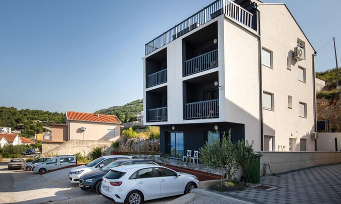 Komarna Apartment | Tranquil Vacation Apartment with Ocean View and Spa