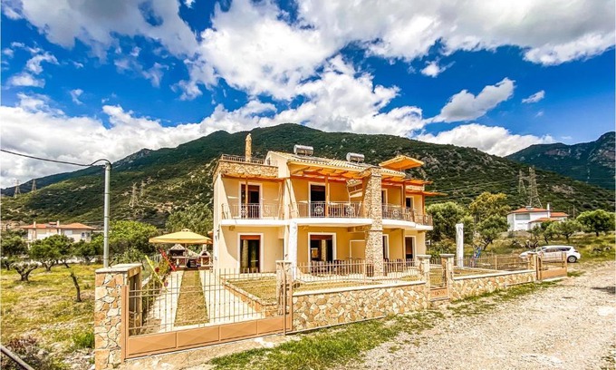 Skaloma Apartment | Pet-Friendly Apartment in Nafpaktos - Great for Families!