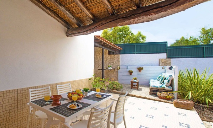Mem Moniz House | Cozy Villa Apartment with Pool, WiFi & Ocean Views