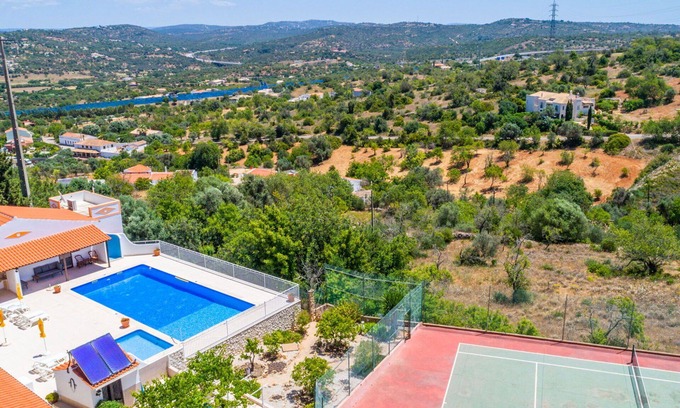 Mem Moniz House | Cozy Villa Apartment with Pool and Oceanfront Views