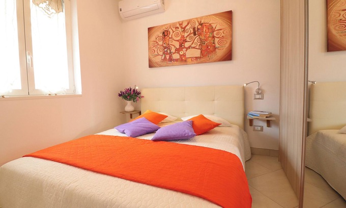 Otranto Apartment | Stylish Central Apartment with Air Conditioning & Balcony