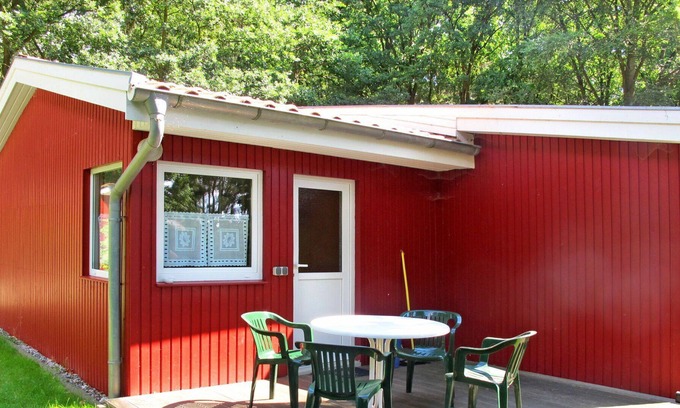 Dobin am See House | Lovely apartment in villa for 4 people with WIFI, TV, terrace, pets allowed and parking