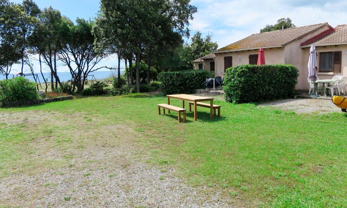 Talasani House | Cozy Villa Apartment for Two with Ocean View & WiFi