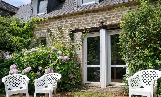 Pont-l'Abbe Villa | Cozy Villa Apartment for 4 with Terrace & Pet-Friendly Perks
