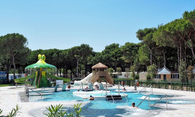 Cavallino-Treporti House | Inviting Villa Apartment with Pool, A/C & Ocean Views