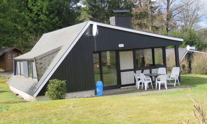 Ferienhausgebiet Hillenseifen House | Welcoming Villa Apartment for 6 with Pool and Pet Access