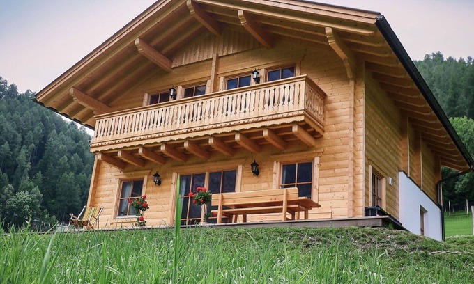 Heiligenblut House | Cozy Villa Apartment for 6 with WiFi, Terrace & Pet Friendly