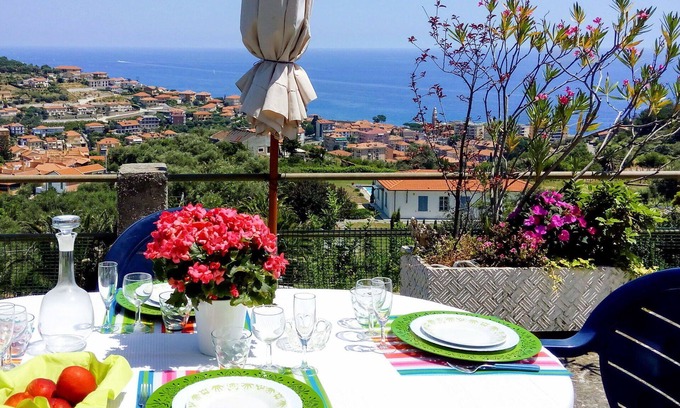 Costarainera Apartment | Comfortable Apartment for 6 with Ocean View and Parking