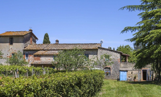 Monteriggioni Villa | Inviting Villa Retreat with Pool, WIFI & Panoramic Views