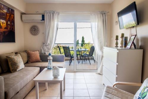 Ligia Apartment | Cozy Oceanfront Apartment in Lygia Korinthias