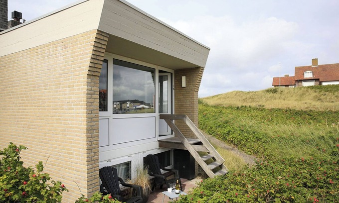Bergen aan Zee House | Lovely apartment with terrace and private parking, only 50 m from the beach!