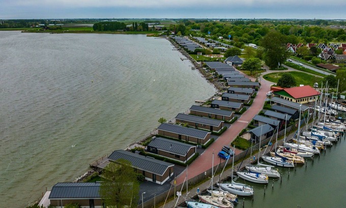 Enkhuizen House | Lovely apartment in villa for 4 guests with WIFI, TV, terrace and parking