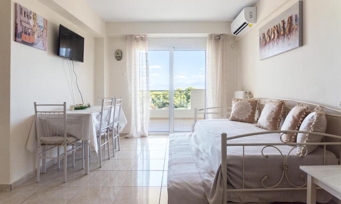Xylokastron Apartment | Charming Oceanfront Apartment in Xylokastro with Pool
