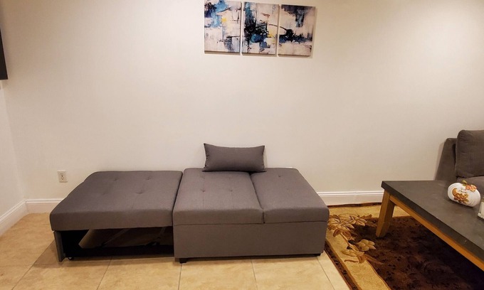 Elwood House | Cozy Basement Retreat with Kitchen & 10/10 Guest Rating