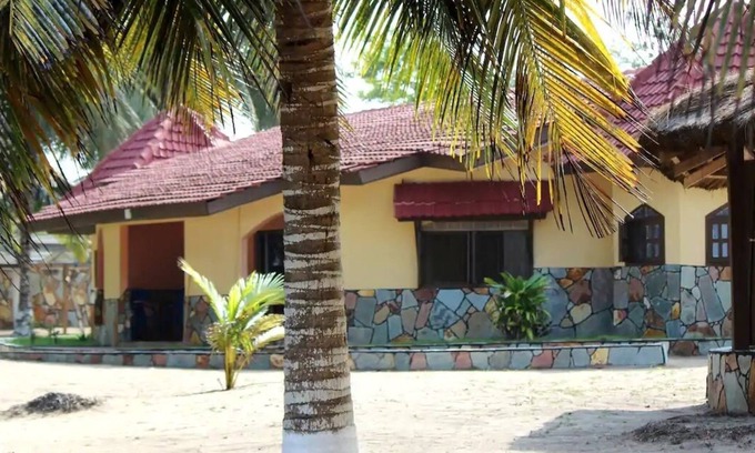 Ampenyi House | Cozy Beach Cottage with Ocean View & Hot Tub Awaits You