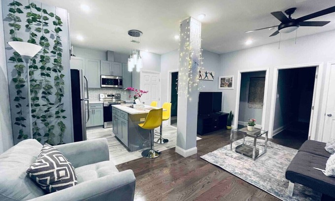 Washington Square West Apartment | Cozy 2BR Apartment with Breakfast in Center City