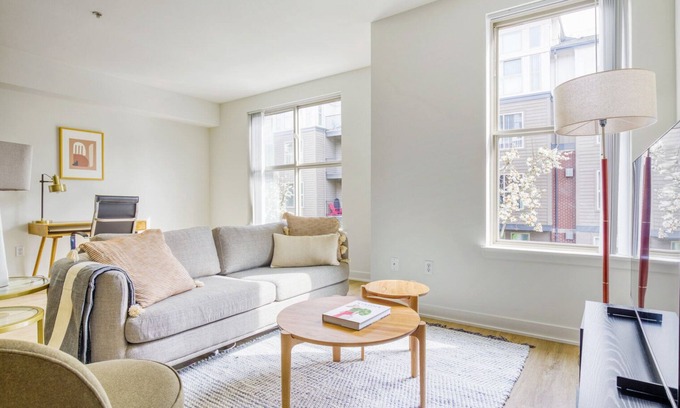Northwest Bellevue Apartment | Inviting Bellevue 2BR with Gym, W/D & Lounge near Shops