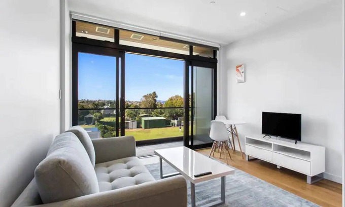 Takapuna House | Bright Apartment in Central Takapuna with Pool & Breakfast