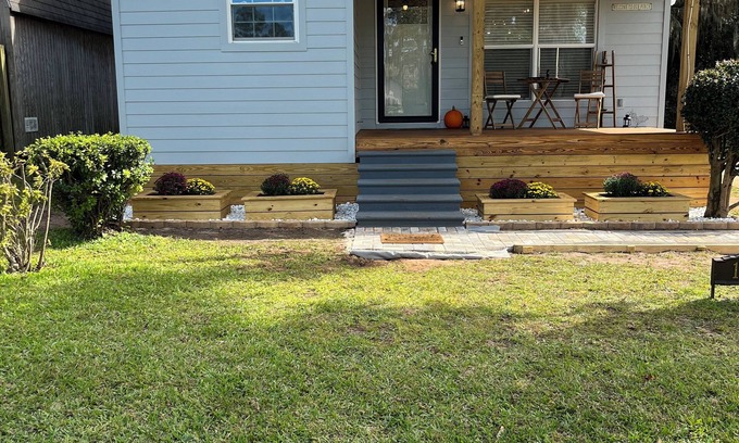 Quincy House | Cozy Bungalow Steps from Downtown Quincy with Breakfast