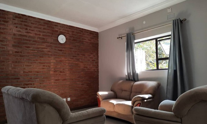 Blantyre House | Lovely bungalow with WiFi in Blantyre