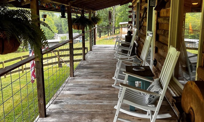 Weaverville Cabin | Idyllic Cabin Retreat Near North Asheville with Spa & Kitchen