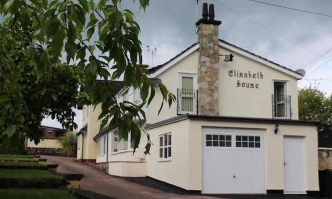 Gobowen House | Canal-Side Cottage with Parking, Wi-Fi & Spa Amenities