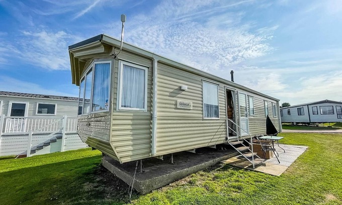 Pakefield House | Cozy Caravan Retreat Near the Beach in Pakefield, Suffolk