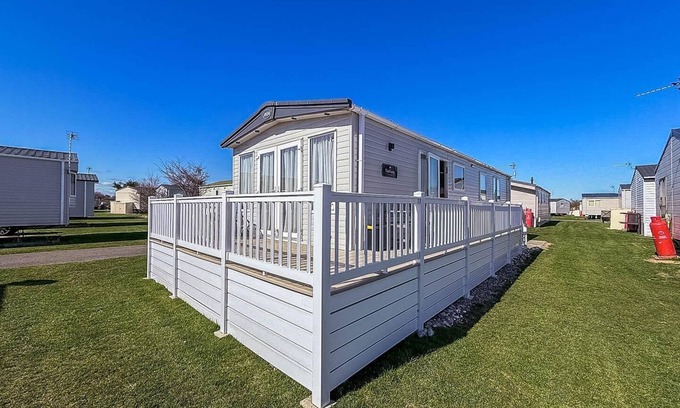 Pakefield House | Cozy Caravan with WiFi & Ocean View Near Pakefield Beach
