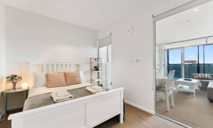 Adelaide Central Business District Apartment | Inviting CBD 2BR Apartment - Parking, Wi-Fi & Breakfast