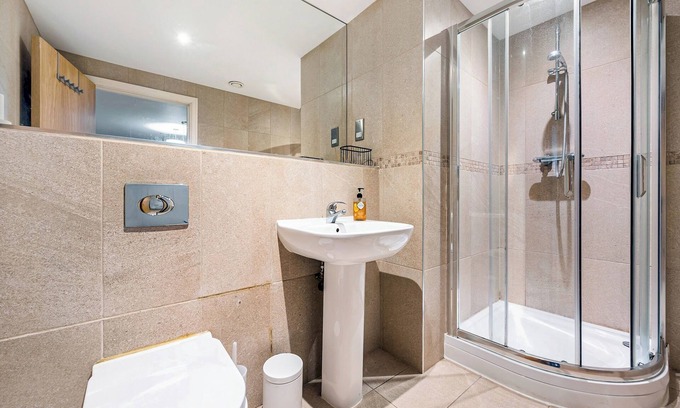 Trafford Apartment | Cozy Central Flat in Altrincham with Kitchen & Breakfast