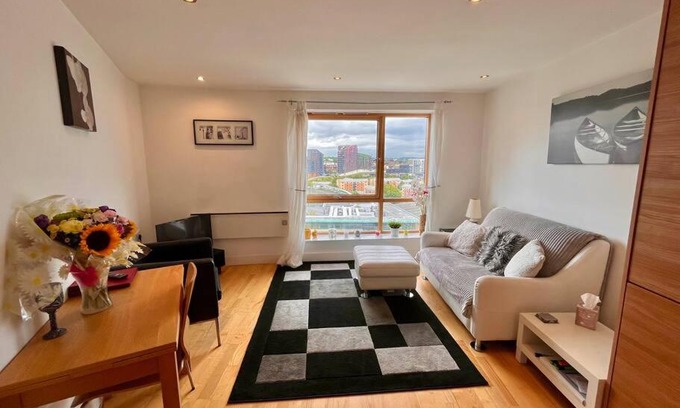 Leeds Apartment | Elegant City Centre 1-Bed Apartment with Family Amenities