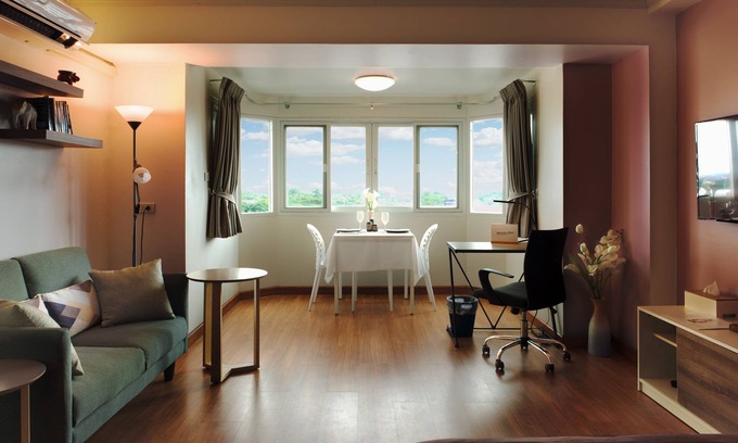 Nimman Apartment | Bright Studio on Nimman Rd with Pool & Panoramic Views