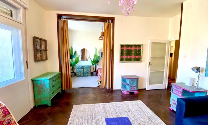 Nemetvolgy Apartment | Charming Art Flat: Pet-Friendly Retreat for Families