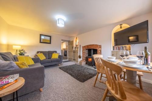 North Creake House | Charming Cottage: Family-Friendly Retreat Awaits You