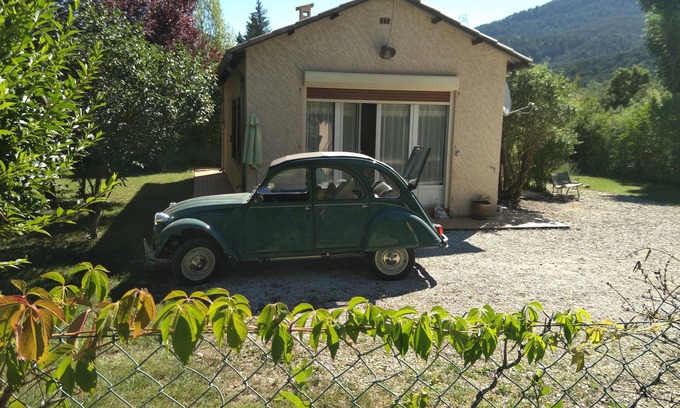 Castellane Villa | Cozy Cottage by Verdon Gorges with Lake View & Pool
