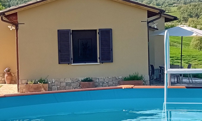 Todi Cottage | Idyllic Cottage in Tiber River Park with Ocean Views