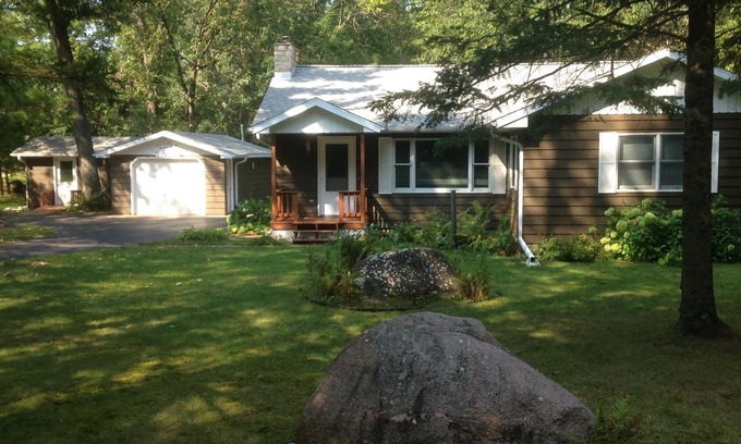 Pine River House | Tranquil Cottage Retreat by the Trout Stream, Guest Rated 10/10