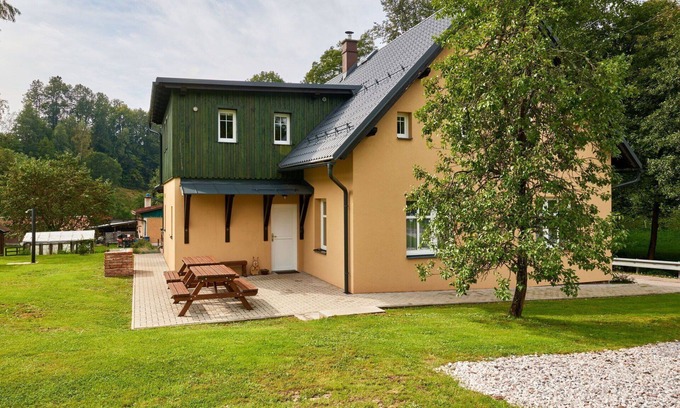 Rudnik Apartment | Inviting Apartment for 5 with Panoramic Views & WIFI