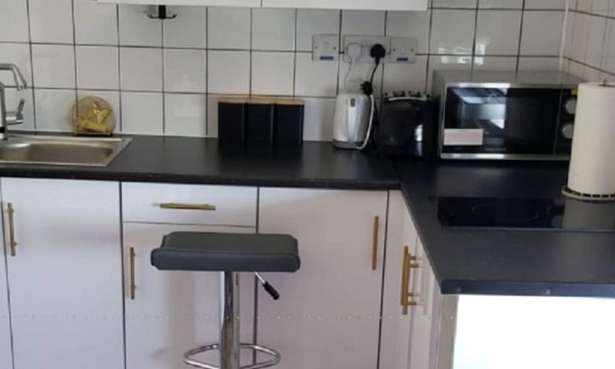 Stone Apartment | Cozy 1-Bed Apartment with Kitchen in Greenhithe