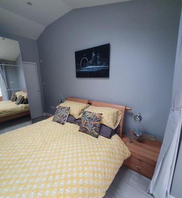Fryent House | Cozy Double Room with En-Suite Bathroom Awaiting You