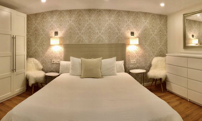 Santiago de Compostela Condo | Inviting Flat in Home Santo with Spa and Breakfast