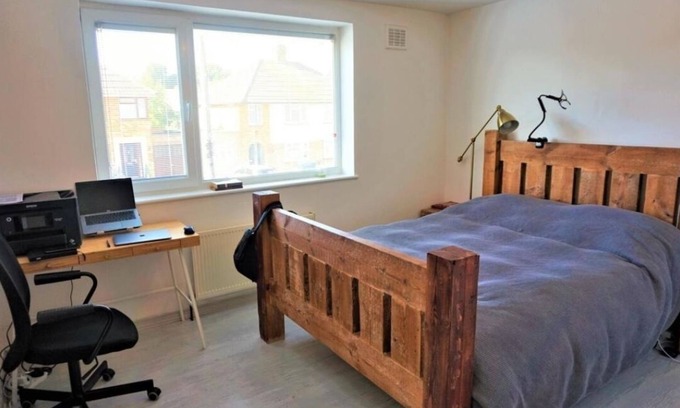 Gillingham House | Family-Friendly Retreat in Rainham: Your Peaceful Getaway