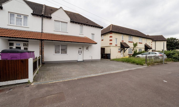 River House | Family-Friendly House in Dagenham, Steps from the Station