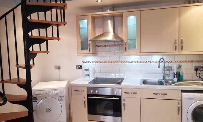 Eltham South Villa | Family-Friendly Retreat in Sidcup with Kitchen Amenities