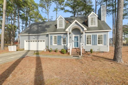Fayetteville House | Cozy Fayetteville Home with Deck, Fireplace & Spa Amenities